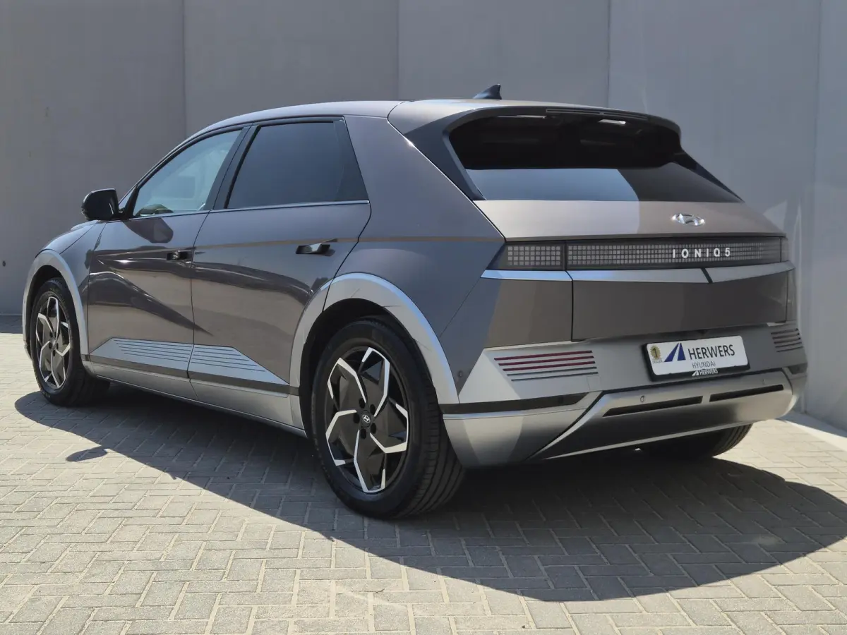 Lounge 73kWh / SOH 100% / SOLAR dak / Fabrieksgarantie tot 05-2027 / Dealer onderhouden / Head Up Display  / CCS snelladen / Warmtepomp / Trekgewicht 1600 kg / Stuur- Stoel & Achterbank verw