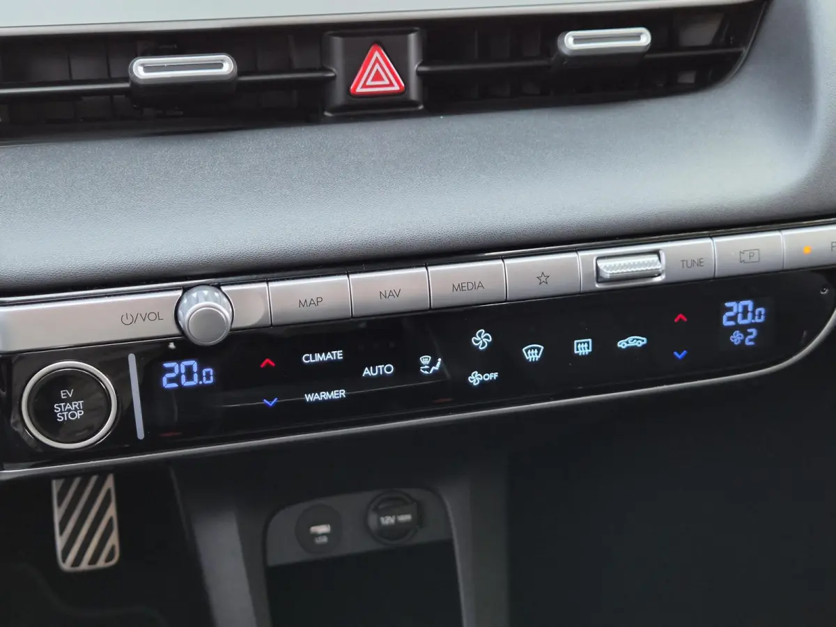 Lounge 73kWh / SOH 100% / SOLAR dak / Fabrieksgarantie tot 05-2027 / Dealer onderhouden / Head Up Display  / CCS snelladen / Warmtepomp / Trekgewicht 1600 kg / Stuur- Stoel & Achterbank verw
