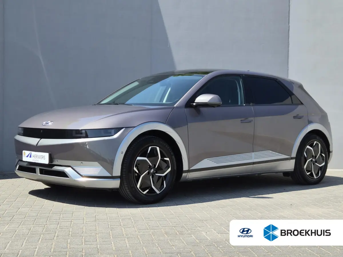 Lounge 73kWh / SOH 100% / SOLAR dak / Fabrieksgarantie tot 05-2027 / Dealer onderhouden / Head Up Display  / CCS snelladen / Warmtepomp / Trekgewicht 1600 kg / Stuur- Stoel & Achterbank verw