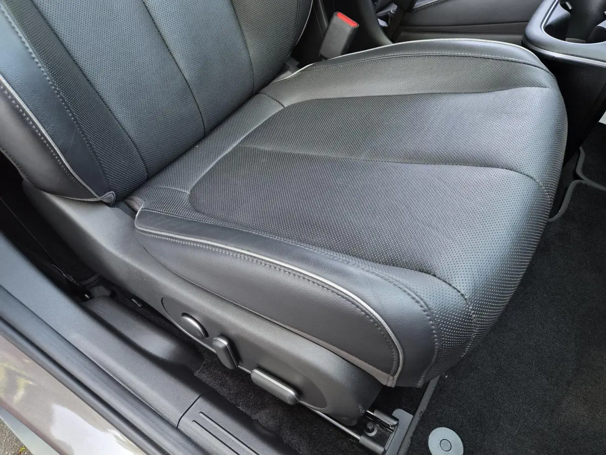 Lounge 73kWh / SOH 100% / SOLAR dak / Fabrieksgarantie tot 05-2027 / Dealer onderhouden / Head Up Display  / CCS snelladen / Warmtepomp / Trekgewicht 1600 kg / Stuur- Stoel & Achterbank verw