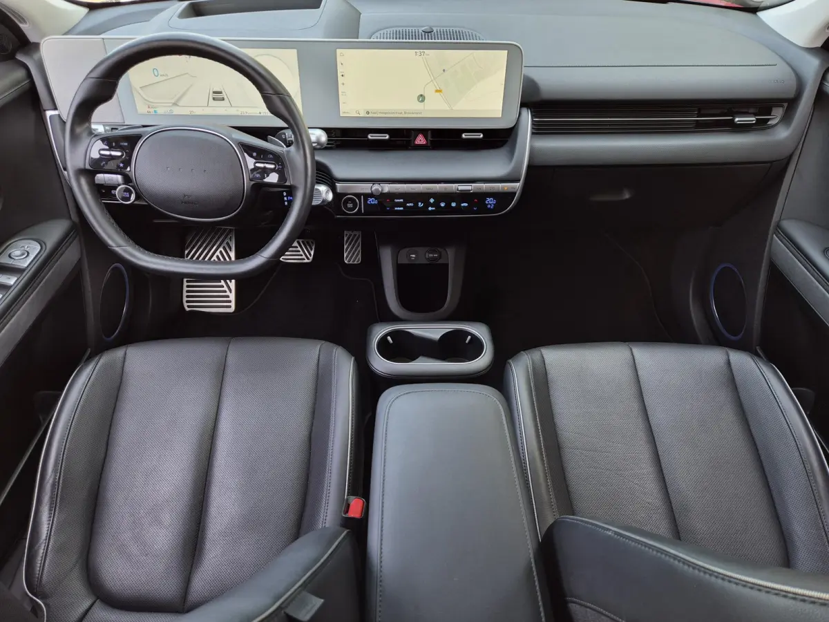 Lounge 73kWh / SOH 100% / SOLAR dak / Fabrieksgarantie tot 05-2027 / Dealer onderhouden / Head Up Display  / CCS snelladen / Warmtepomp / Trekgewicht 1600 kg / Stuur- Stoel & Achterbank verw