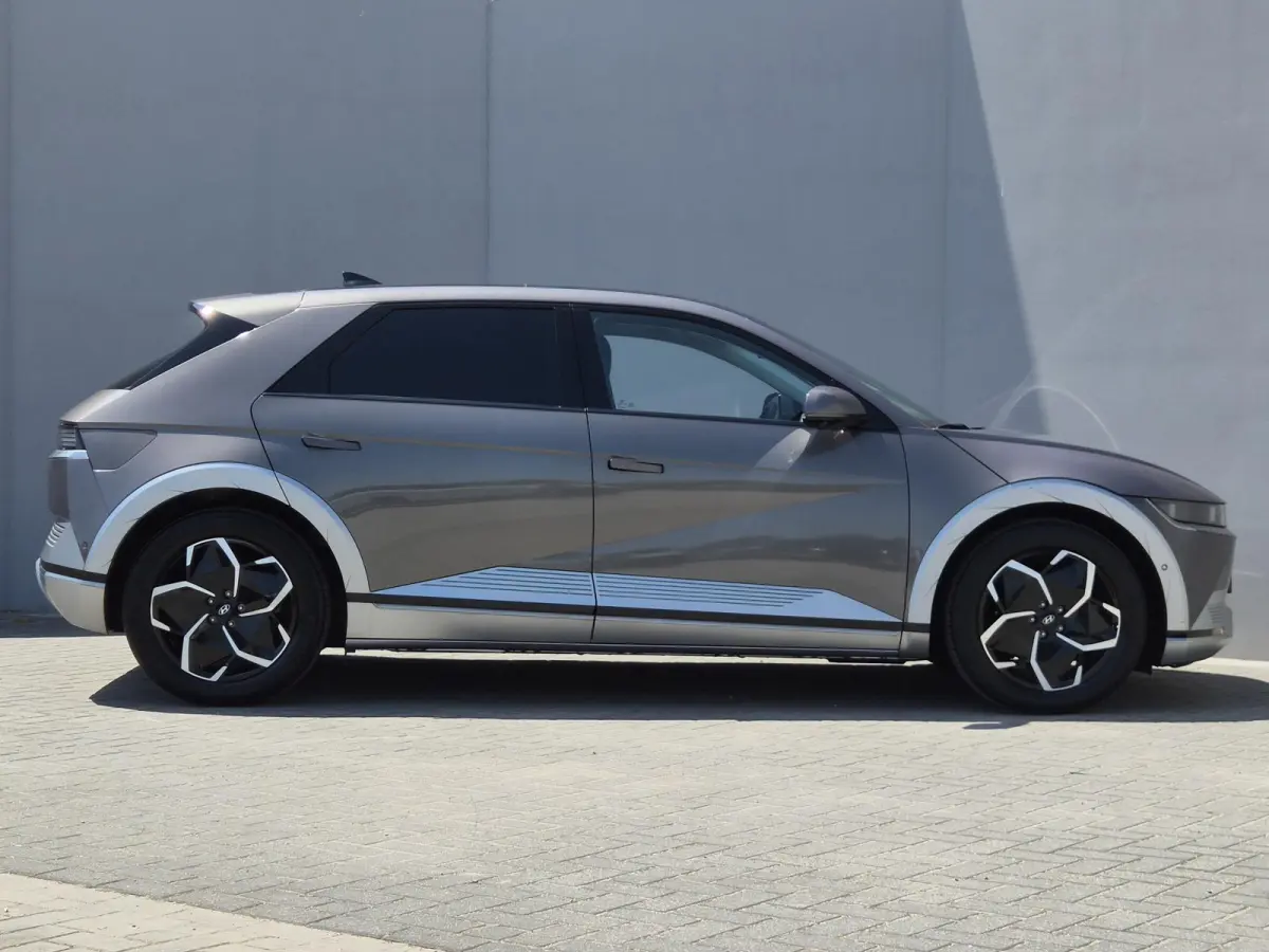 Lounge 73kWh / SOH 100% / SOLAR dak / Fabrieksgarantie tot 05-2027 / Dealer onderhouden / Head Up Display  / CCS snelladen / Warmtepomp / Trekgewicht 1600 kg / Stuur- Stoel & Achterbank verw