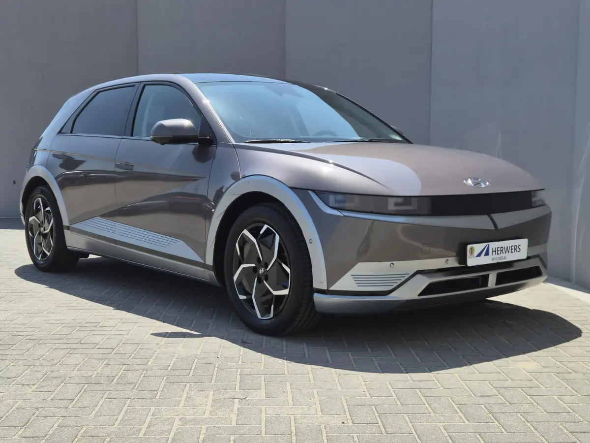 Lounge 73kWh / SOH 100% / SOLAR dak / Fabrieksgarantie tot 05-2027 / Dealer onderhouden / Head Up Display  / CCS snelladen / Warmtepomp / Trekgewicht 1600 kg / Stuur- Stoel & Achterbank verw