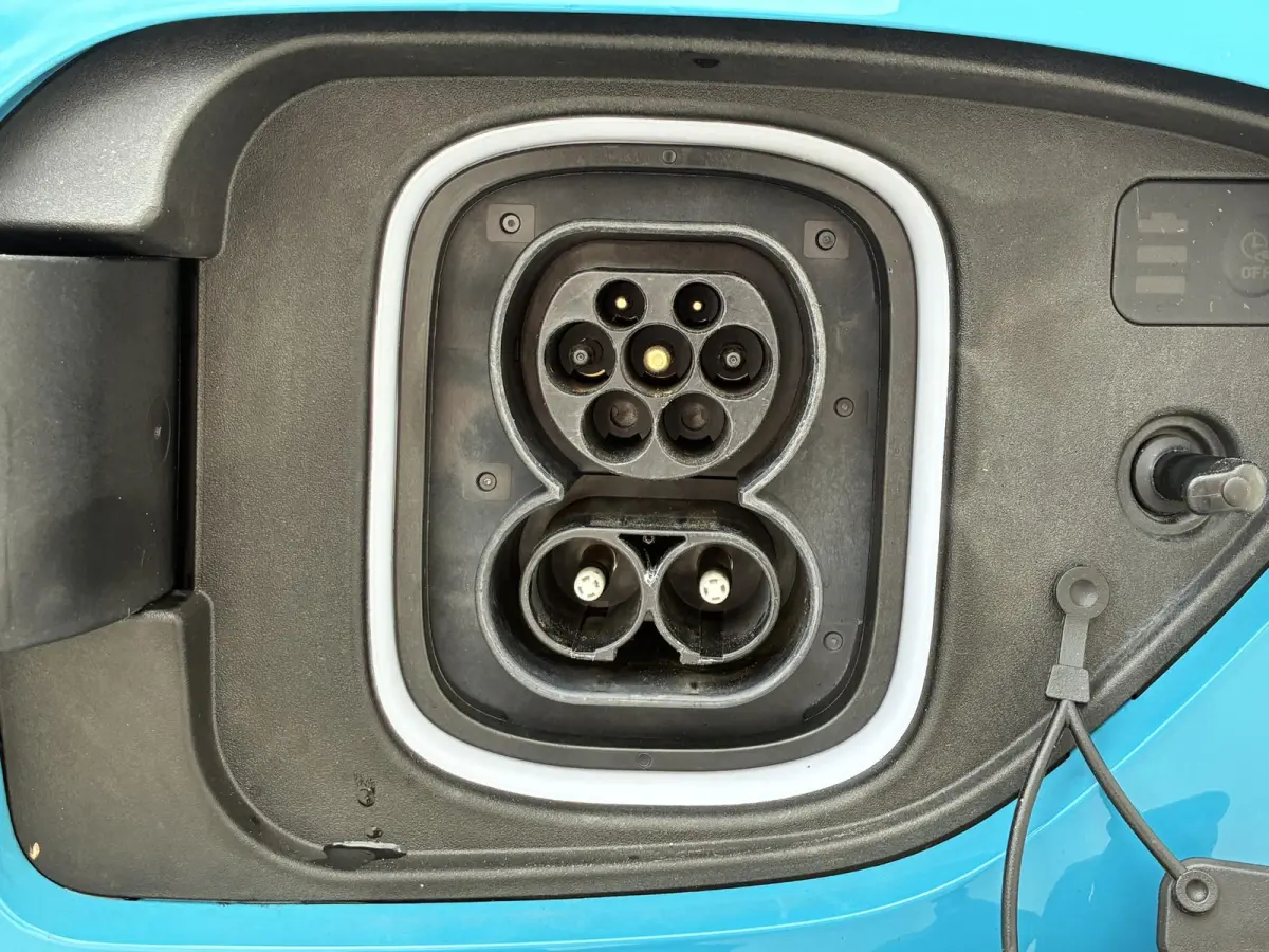 EV Comfort 39 kWh / SOH 100% / Fabrieksgarantie t/m 04-2028 / Dealer Onderhouden / Stoelverwarming / Apple Carplay/Android Auto / Achteruitrijcamera / 1-fase /