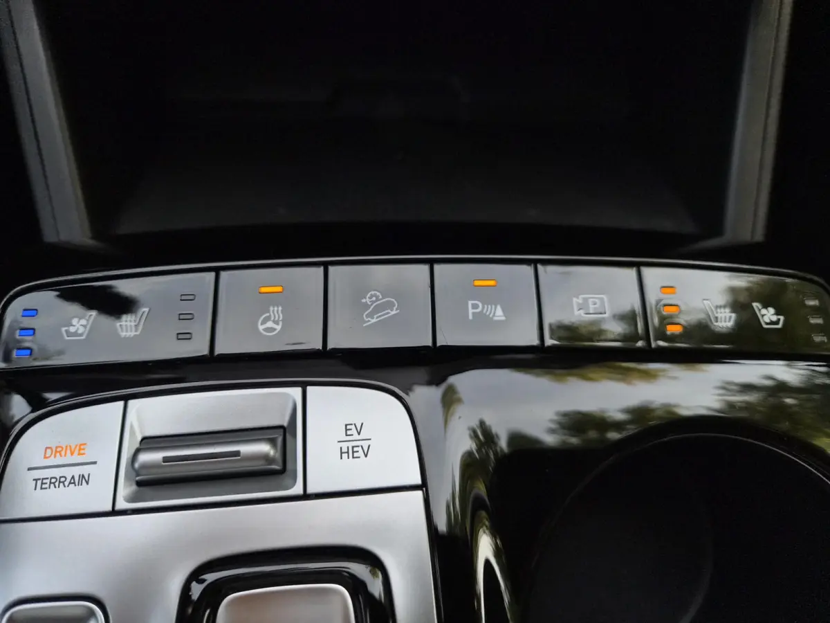 1.6 T-GDI PHEV Premium 4WD / Fabrieksgarantie tot 11-2028 / Dealer onderhouden / Trekgewicht 1350 kg / Rondomzicht camera / Stuur- Stoel & Achterbank verwarming / Adaptief cruise control / S