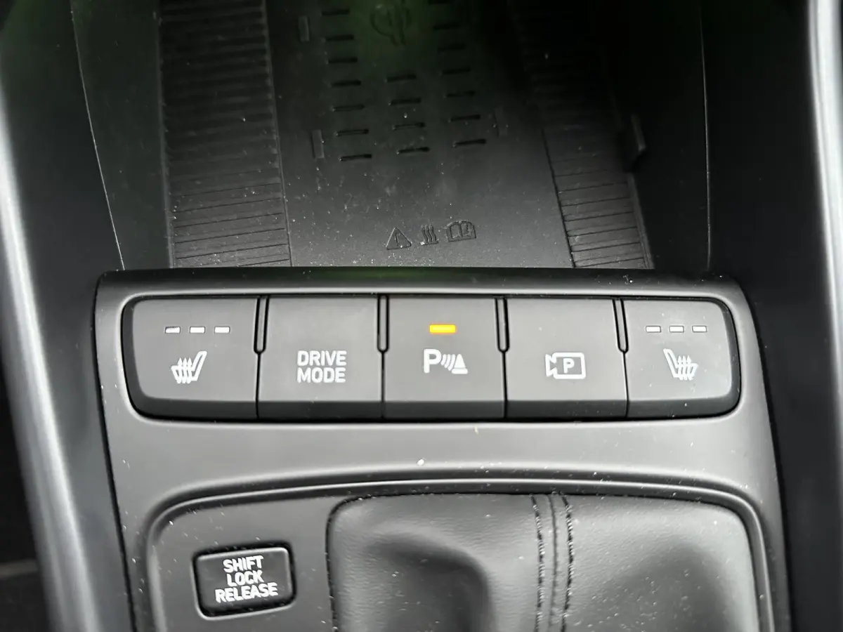 1.0 T-GDI Premium Sky / AUTOMAAT / Glazen Schuif kanteldak / Adaptieve cruise control / Stoel & Stuurwiel verwarming / Achteruitrijcamera / Dodehoekdetectie / Parkeersensoren Voor + Achter /