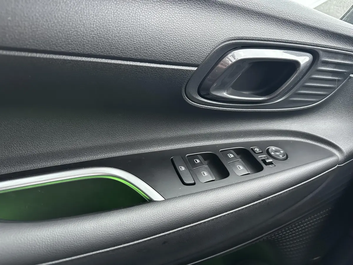 1.0 T-GDI Premium Sky / AUTOMAAT / Glazen Schuif kanteldak / Adaptieve cruise control / Stoel & Stuurwiel verwarming / Achteruitrijcamera / Dodehoekdetectie / Parkeersensoren Voor + Achter /