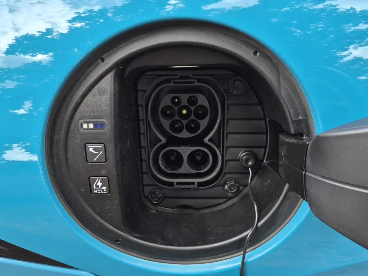 Connect 53 kWh / SOH 100% / warmtepomp / Dealer onderhouden / Fabrieksgarantie tot 08-2028 / CCS snelladen / All season banden / Head Up Display / WLTP bereik 429 km bereik stad 589 km / Ach