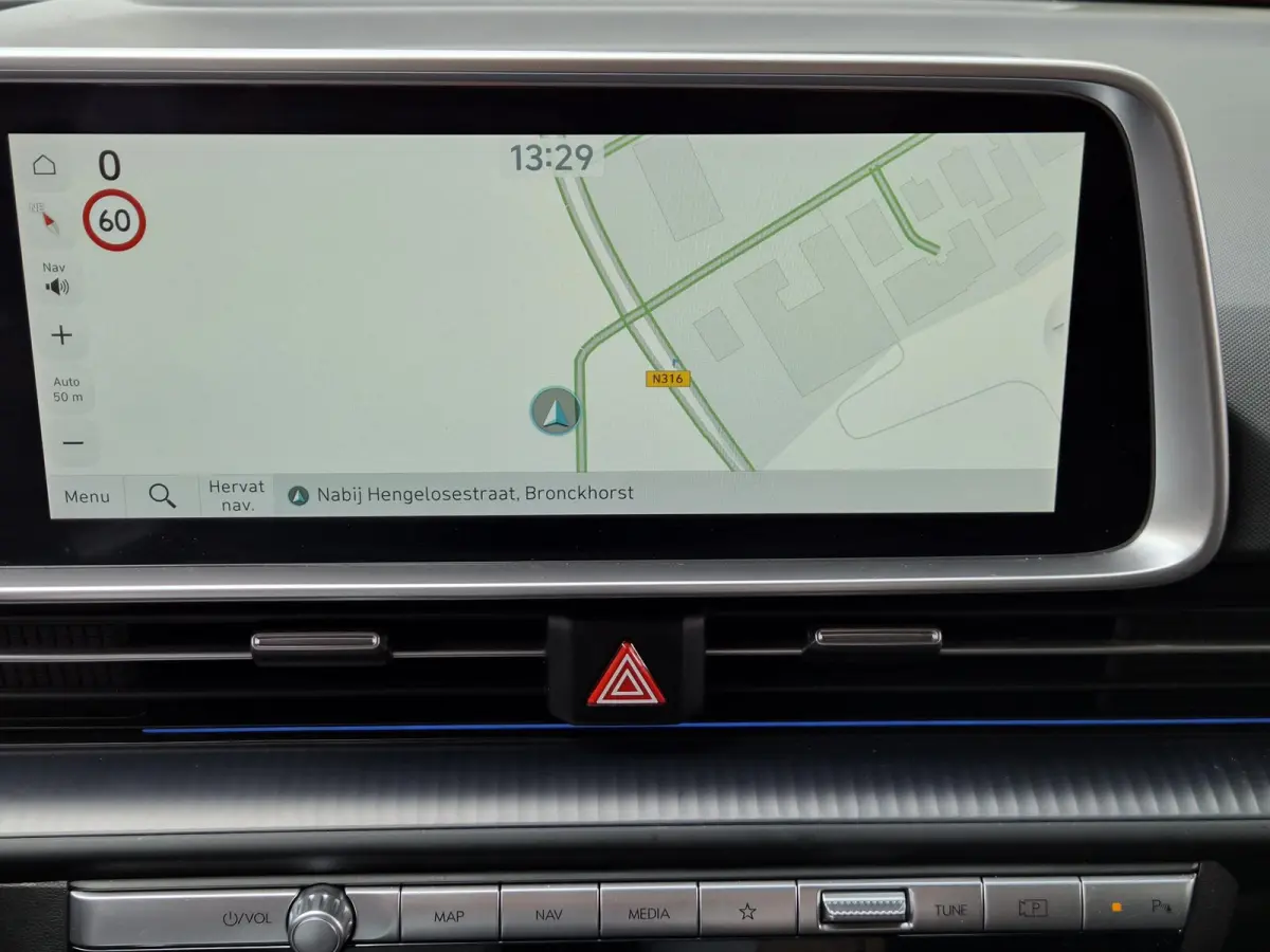Connect 53 kWh / SOH 100% / warmtepomp / Dealer onderhouden / Fabrieksgarantie tot 08-2028 / CCS snelladen / All season banden / Head Up Display / WLTP bereik 429 km bereik stad 589 km / Ach