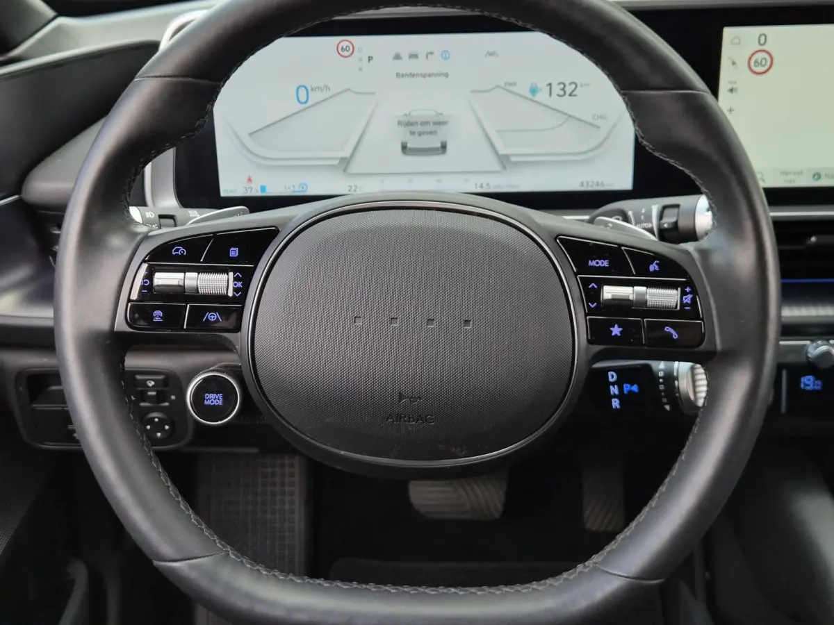 Connect 53 kWh / SOH 100% / warmtepomp / Dealer onderhouden / Fabrieksgarantie tot 08-2028 / CCS snelladen / All season banden / Head Up Display / WLTP bereik 429 km bereik stad 589 km / Ach