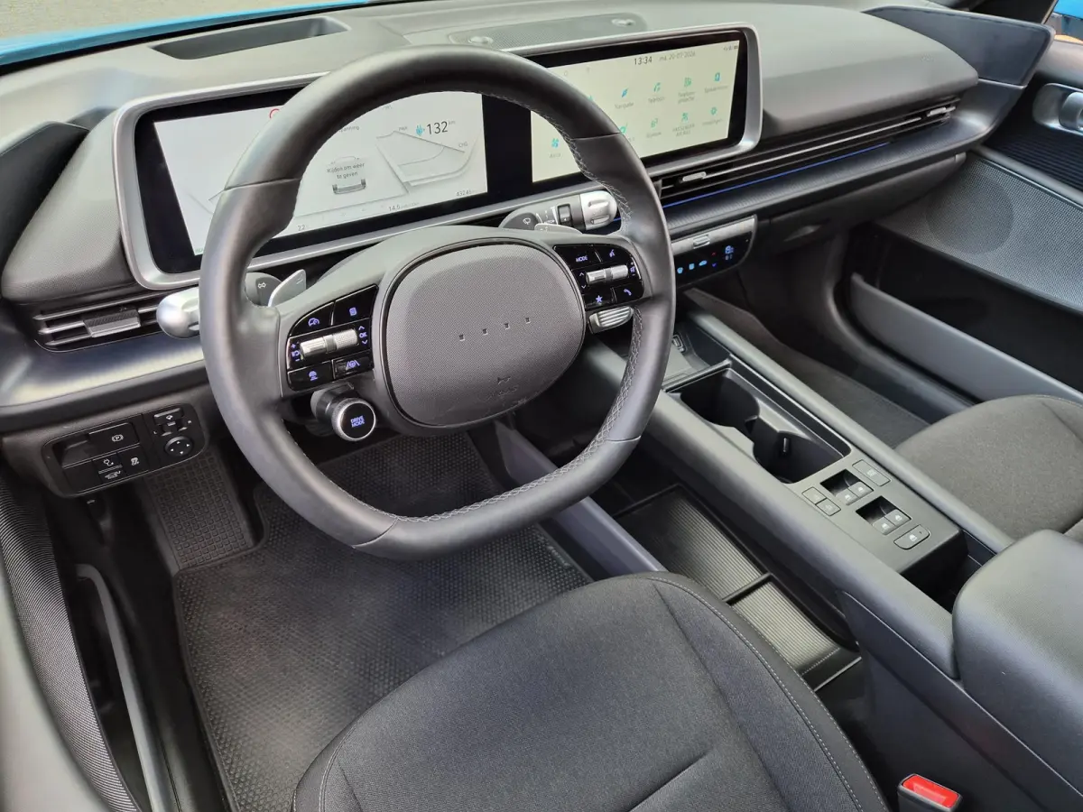 Connect 53 kWh / SOH 100% / warmtepomp / Dealer onderhouden / Fabrieksgarantie tot 08-2028 / CCS snelladen / All season banden / Head Up Display / WLTP bereik 429 km bereik stad 589 km / Ach