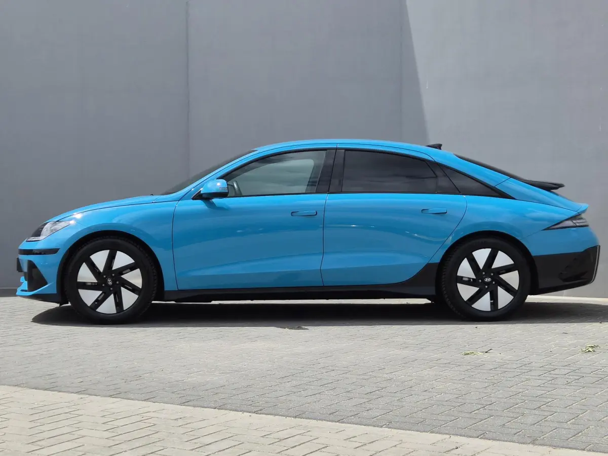 Connect 53 kWh / SOH 100% / warmtepomp / Dealer onderhouden / Fabrieksgarantie tot 08-2028 / CCS snelladen / All season banden / Head Up Display / WLTP bereik 429 km bereik stad 589 km / Ach