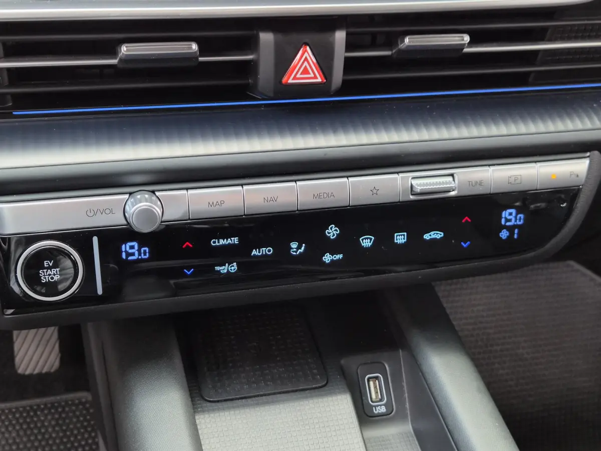 Connect 53 kWh / SOH 100% / warmtepomp / Dealer onderhouden / Fabrieksgarantie tot 08-2028 / CCS snelladen / All season banden / Head Up Display / WLTP bereik 429 km bereik stad 589 km / Ach
