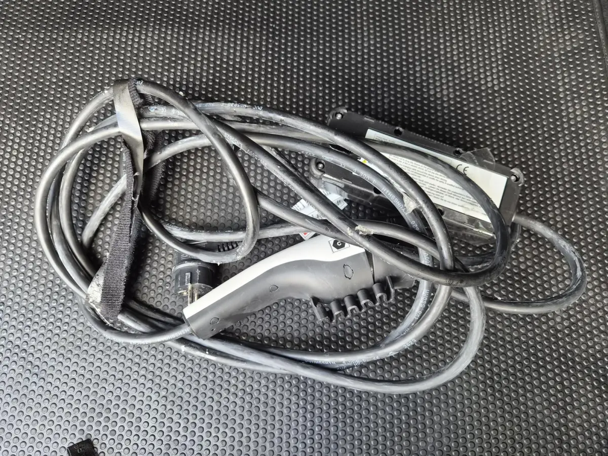 Connect 53 kWh / SOH 100% / warmtepomp / Dealer onderhouden / Fabrieksgarantie tot 08-2028 / CCS snelladen / All season banden / Head Up Display / WLTP bereik 429 km bereik stad 589 km / Ach