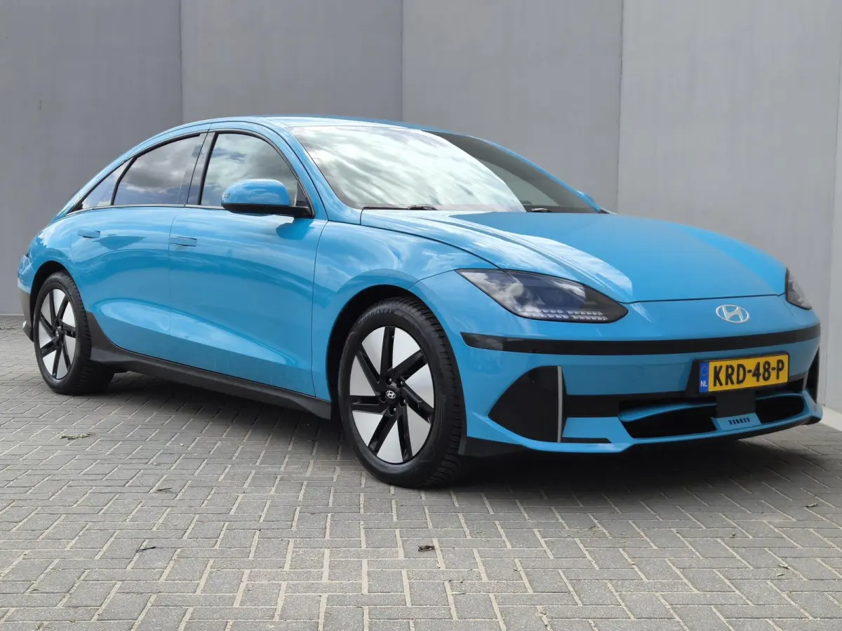 Connect 53 kWh / SOH 100% / warmtepomp / Dealer onderhouden / Fabrieksgarantie tot 08-2028 / CCS snelladen / All season banden / Head Up Display / WLTP bereik 429 km bereik stad 589 km / Ach