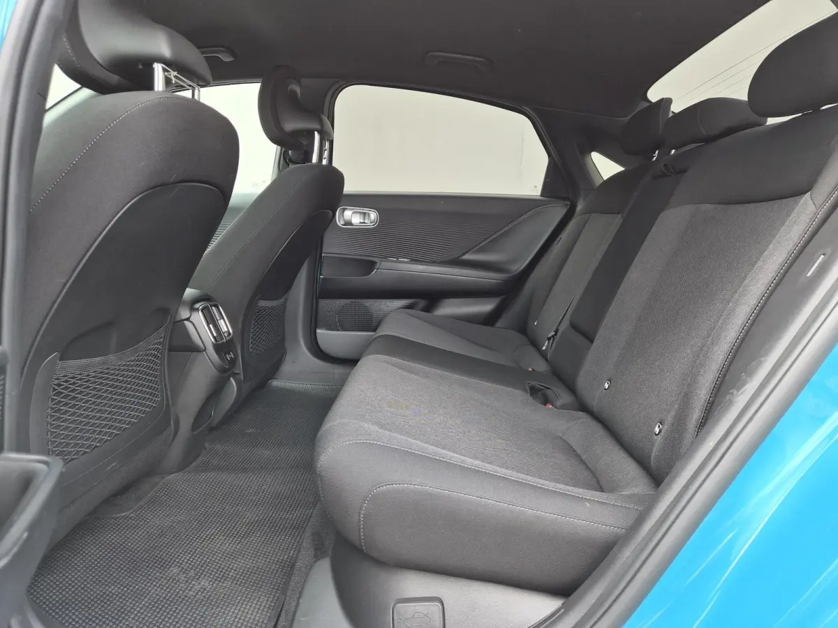 Connect 53 kWh / SOH 100% / warmtepomp / Dealer onderhouden / Fabrieksgarantie tot 08-2028 / CCS snelladen / All season banden / Head Up Display / WLTP bereik 429 km bereik stad 589 km / Ach