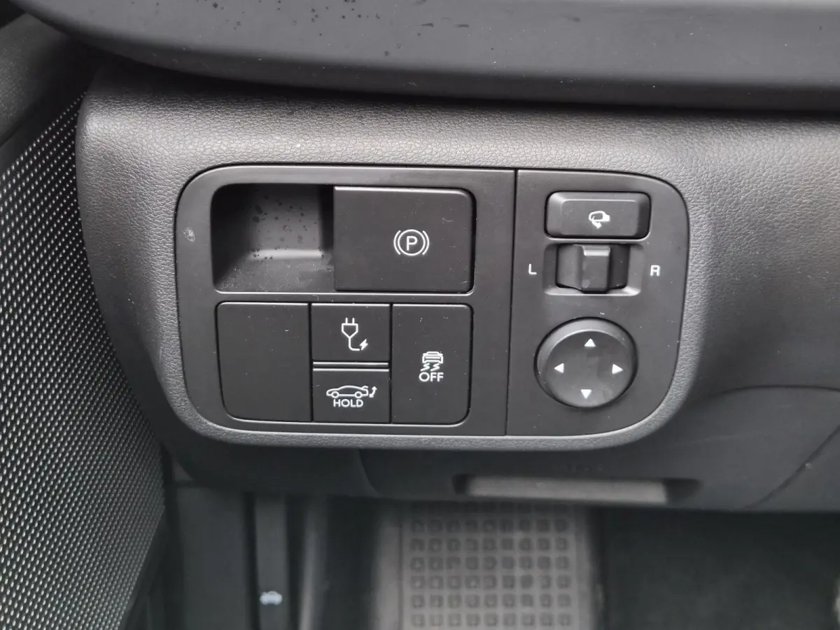 Connect 53 kWh / SOH 100% / warmtepomp / Dealer onderhouden / Fabrieksgarantie tot 08-2028 / CCS snelladen / All season banden / Head Up Display / WLTP bereik 429 km bereik stad 589 km / Ach