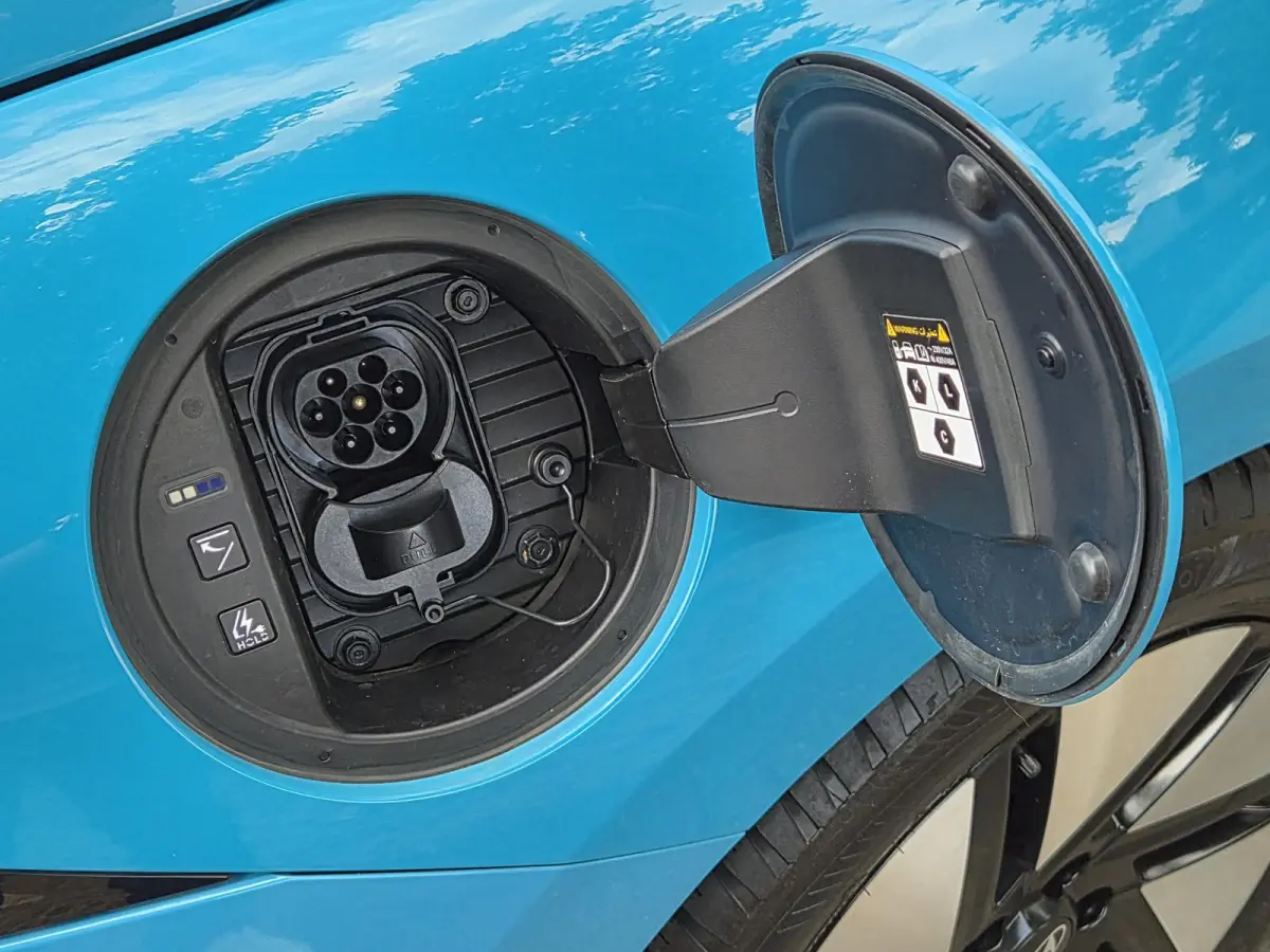 Connect 53 kWh / SOH 100% / warmtepomp / Dealer onderhouden / Fabrieksgarantie tot 08-2028 / CCS snelladen / All season banden / Head Up Display / WLTP bereik 429 km bereik stad 589 km / Ach