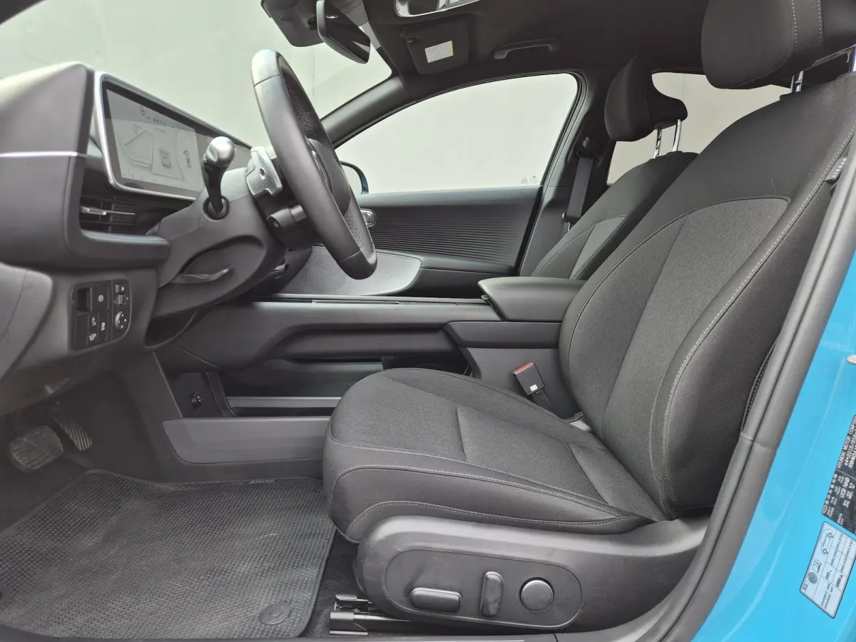 Connect 53 kWh / SOH 100% / warmtepomp / Dealer onderhouden / Fabrieksgarantie tot 08-2028 / CCS snelladen / All season banden / Head Up Display / WLTP bereik 429 km bereik stad 589 km / Ach