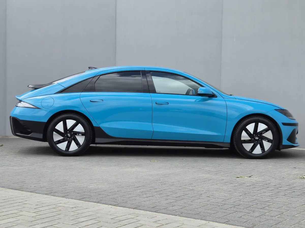 Connect 53 kWh / SOH 100% / warmtepomp / Dealer onderhouden / Fabrieksgarantie tot 08-2028 / CCS snelladen / All season banden / Head Up Display / WLTP bereik 429 km bereik stad 589 km / Ach