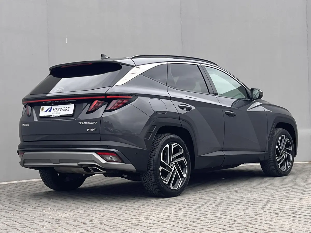 1.6 T-GDI PHEV Premium 4WD / Accu SoH 100 % / EAER 65 km / Leder / HUD / Navigatie / Apple Carplay Android / Stoelventilatie / Stuur-, stoel- & achterbankverwarming / 19" LM wielen & All Sea