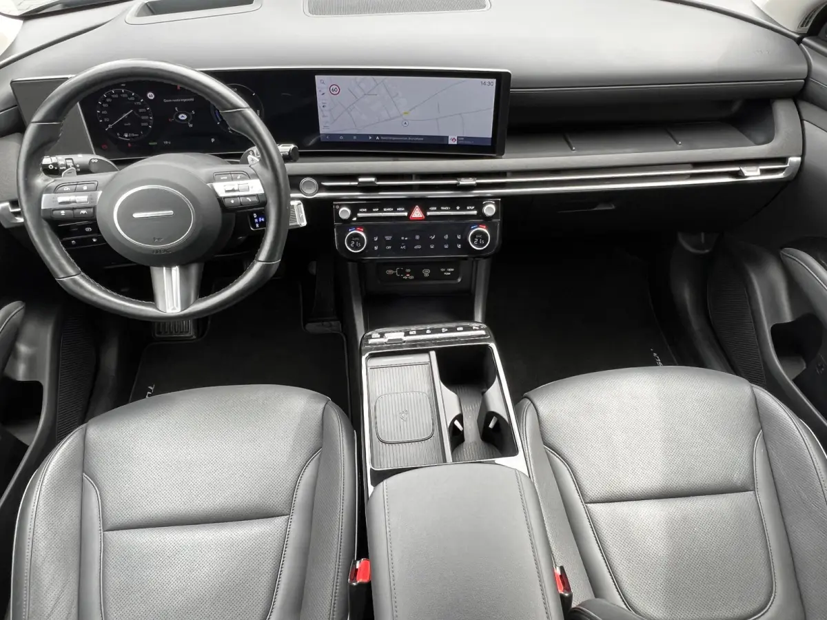 1.6 T-GDI PHEV Premium 4WD / Accu SoH 100 % / EAER 65 km / Leder / HUD / Navigatie / Apple Carplay Android / Stoelventilatie / Stuur-, stoel- & achterbankverwarming / 19" LM wielen & All Sea