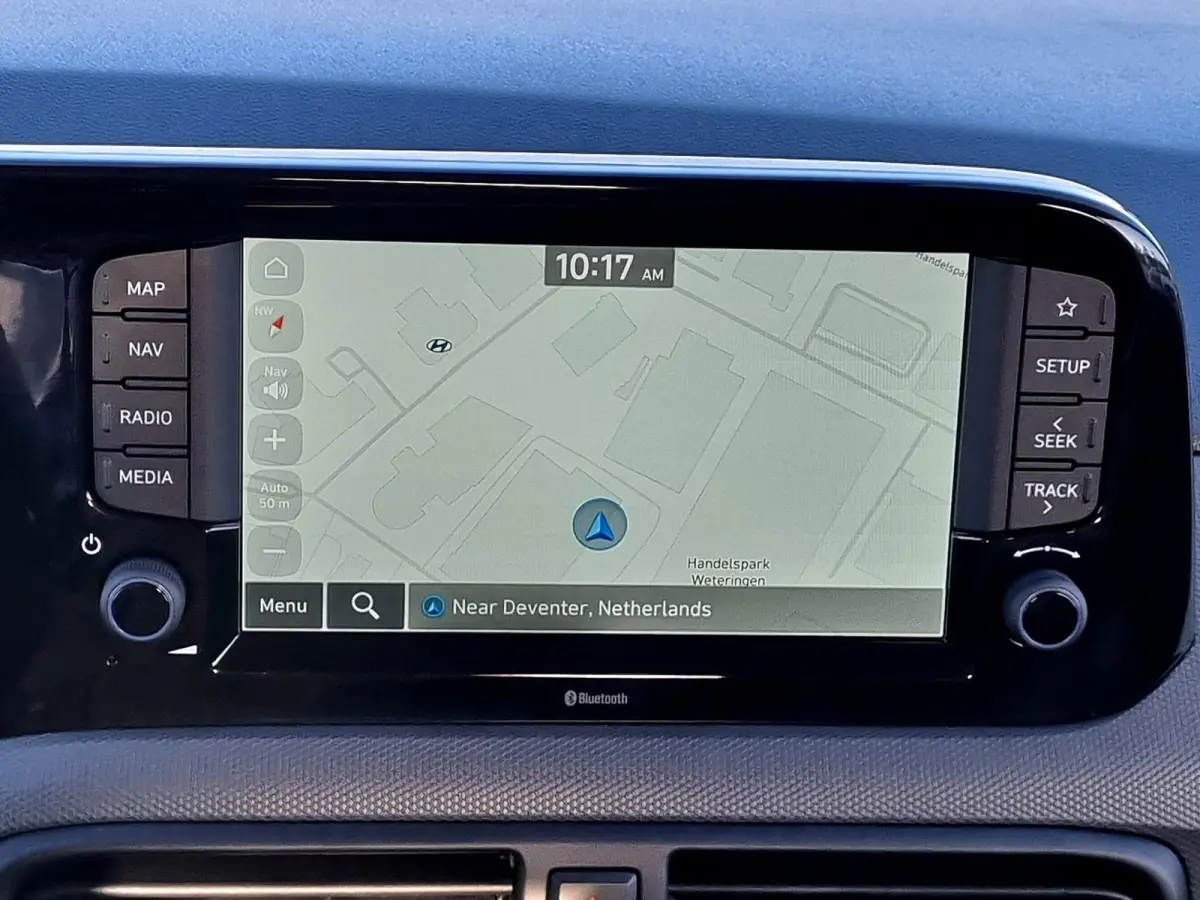 1.0 Comfort / Navigatie / Apple & Android carplay / Airco / Achteruitrijcamera / Elektrisch bedienbare voorruiten /