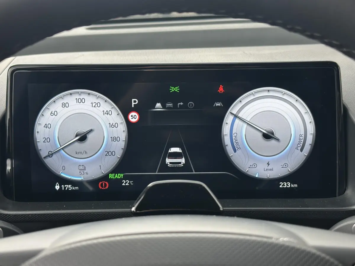 Evolve 49 kWh /  Cruise control Adaptief / Apple Carplay & Android Auto / Navigatie / Parkeersensoren Voor + Achter / Airco / achteruitrijcamera /