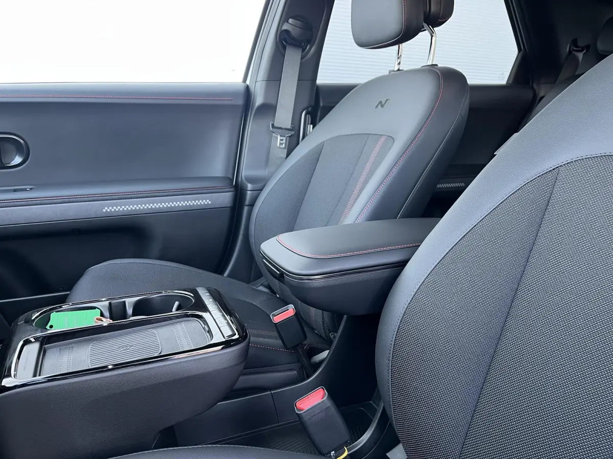 N Line Business 84 kWh / €2.000,- voordeel / Voorraad auto / Snel leverbaar / Navigatie / Apple Carplay/Android Auto / Stoel verwarming voor en achter / Adaptive Cruise Control /