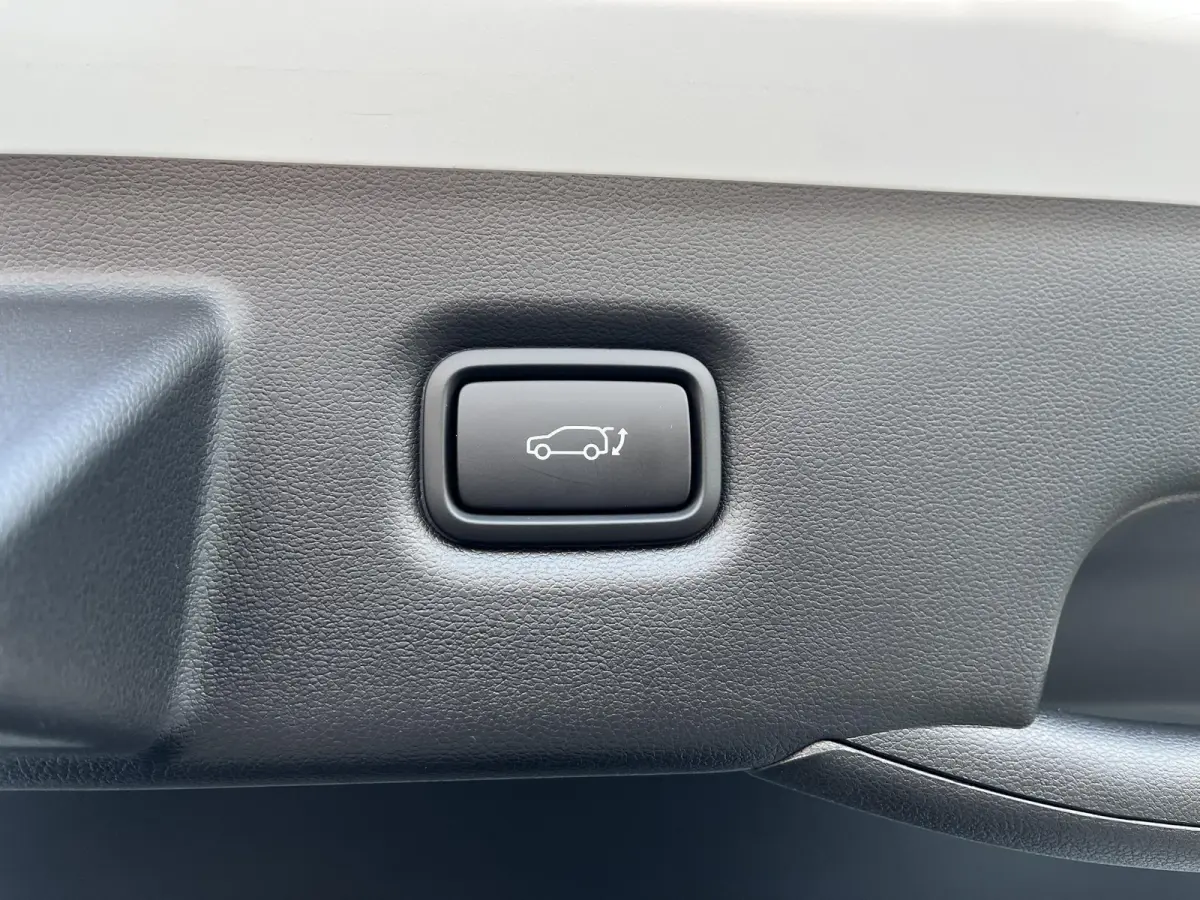 N Line Business 84 kWh / €2.000,- voordeel / Voorraad auto / Snel leverbaar / Navigatie / Apple Carplay/Android Auto / Stoel verwarming voor en achter / Adaptive Cruise Control /