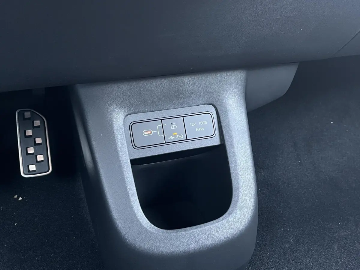 N Line Business 84 kWh / €2.000,- voordeel / Voorraad auto / Snel leverbaar / Navigatie / Apple Carplay/Android Auto / Stoel verwarming voor en achter / Adaptive Cruise Control /