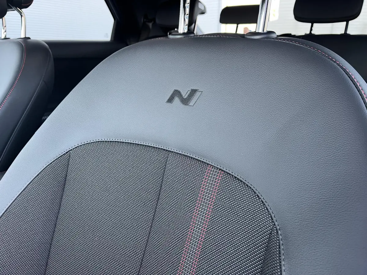 N Line Business 84 kWh / €2.000,- voordeel / Voorraad auto / Snel leverbaar / Navigatie / Apple Carplay/Android Auto / Stoel verwarming voor en achter / Adaptive Cruise Control /