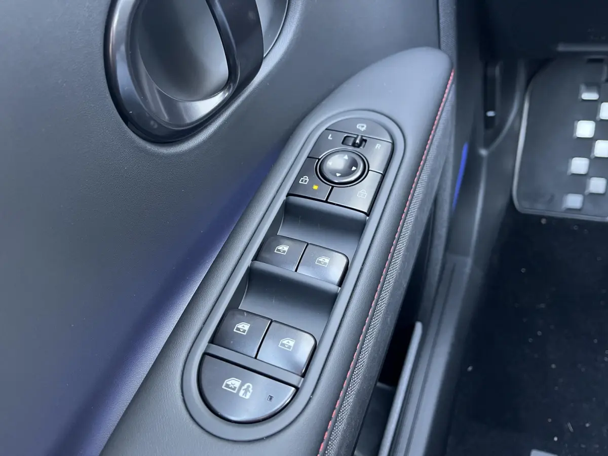 N Line Business 84 kWh / €2.000,- voordeel / Voorraad auto / Snel leverbaar / Navigatie / Apple Carplay/Android Auto / Stoel verwarming voor en achter / Adaptive Cruise Control /