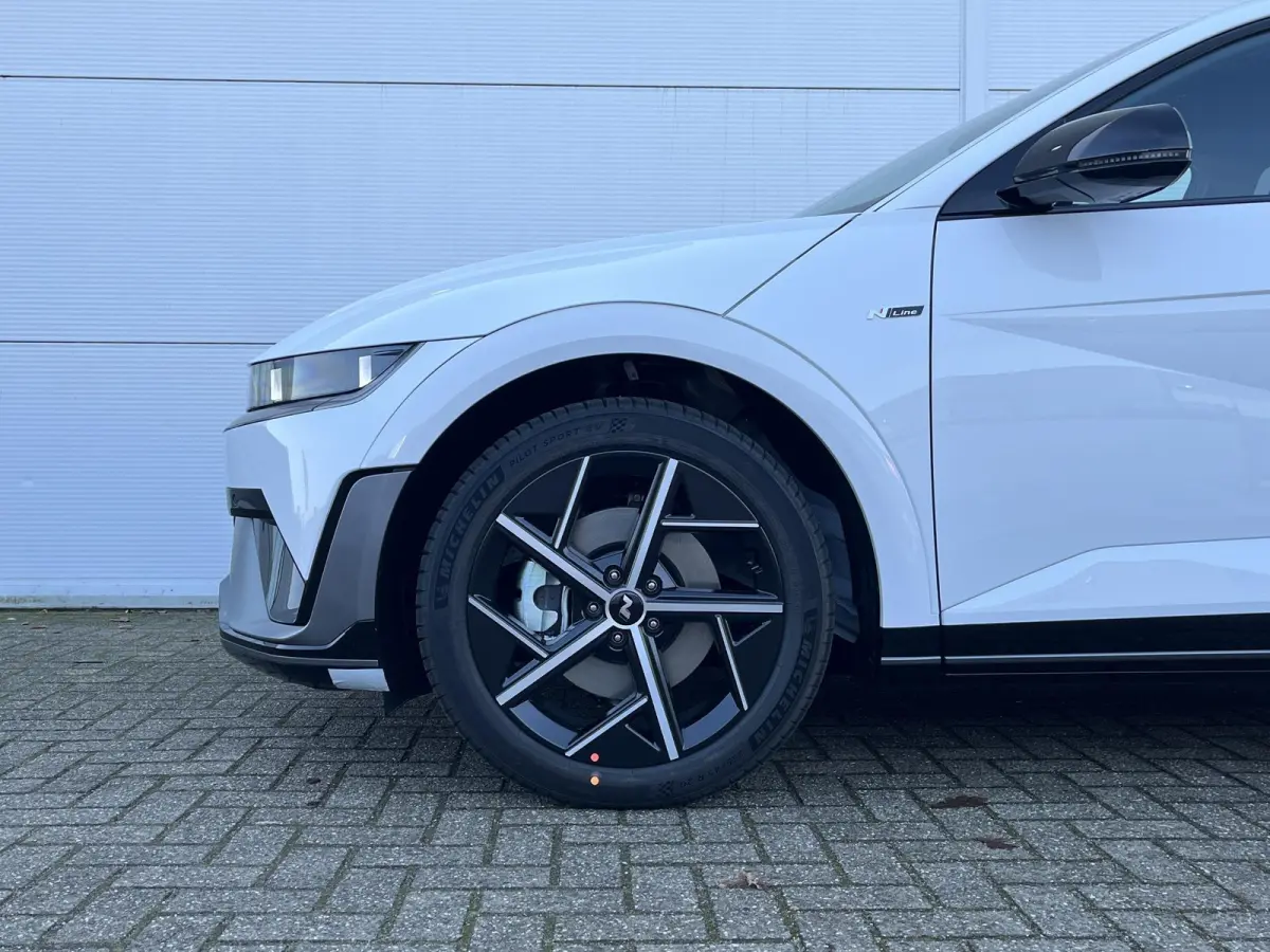 N Line Business 84 kWh / €2.000,- voordeel / Voorraad auto / Snel leverbaar / Navigatie / Apple Carplay/Android Auto / Stoel verwarming voor en achter / Adaptive Cruise Control /