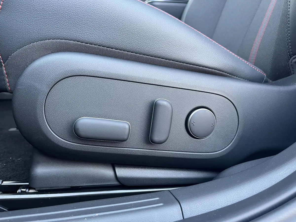 N Line Business 84 kWh / €2.000,- voordeel / Voorraad auto / Snel leverbaar / Navigatie / Apple Carplay/Android Auto / Stoel verwarming voor en achter / Adaptive Cruise Control /