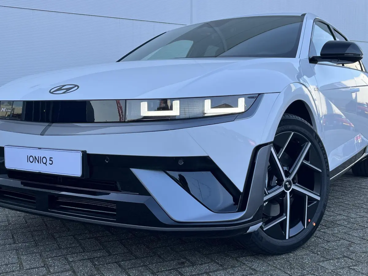 N Line Business 84 kWh / €2.000,- voordeel / Voorraad auto / Snel leverbaar / Navigatie / Apple Carplay/Android Auto / Stoel verwarming voor en achter / Adaptive Cruise Control /