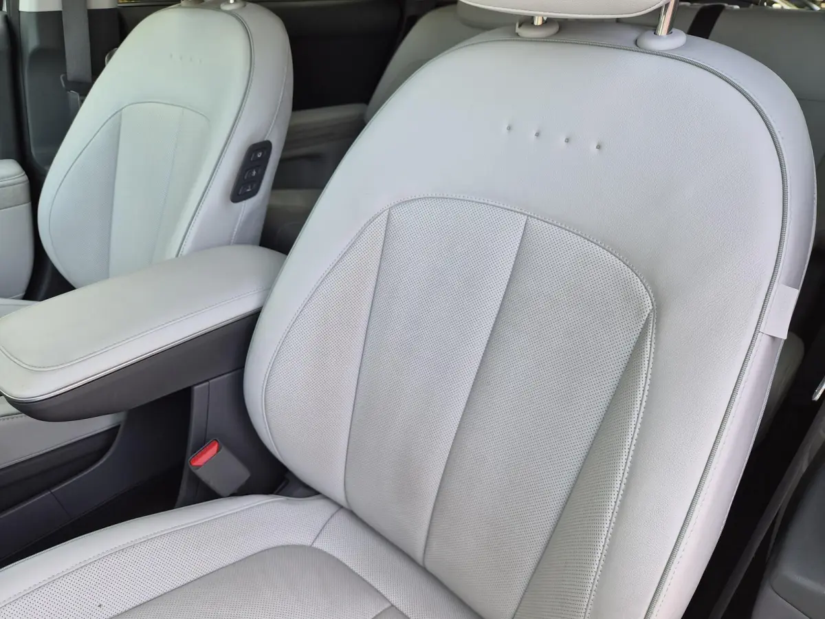 Lounge AWD 84 kWh / SOH 99% / Fabrieksgarantie tot 02-2030 / CCS snelladen / Head Up Display / Warmtepomp / Trekgewicht 1600 kg / Elektrische achterklep / Stuur- Stoel & Achterbank verwarmin