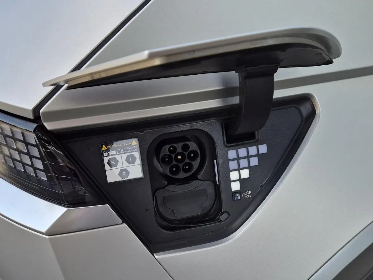 Lounge AWD 84 kWh / SOH 99% / Fabrieksgarantie tot 02-2030 / CCS snelladen / Head Up Display / Warmtepomp / Trekgewicht 1600 kg / Elektrische achterklep / Stuur- Stoel & Achterbank verwarmin