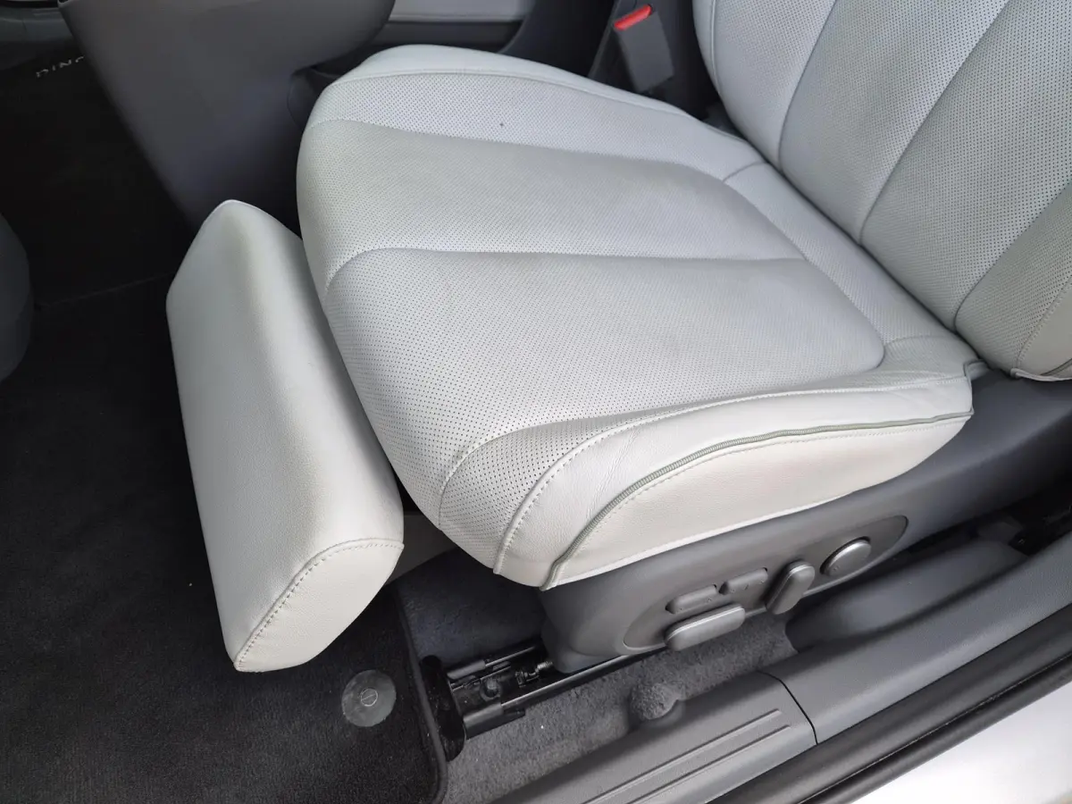Lounge AWD 84 kWh / SOH 99% / Fabrieksgarantie tot 02-2030 / CCS snelladen / Head Up Display / Warmtepomp / Trekgewicht 1600 kg / Elektrische achterklep / Stuur- Stoel & Achterbank verwarmin