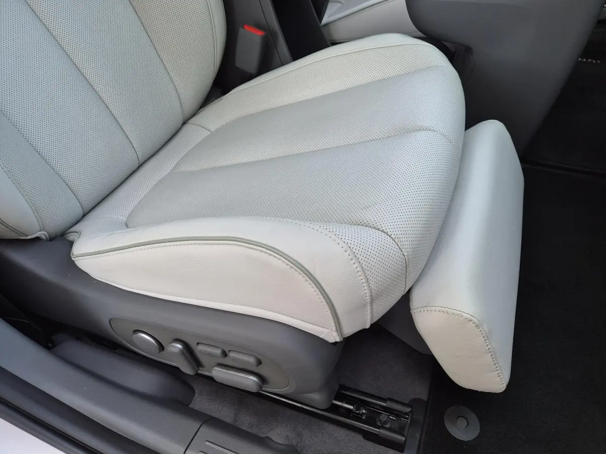Lounge AWD 84 kWh / SOH 99% / Fabrieksgarantie tot 02-2030 / CCS snelladen / Head Up Display / Warmtepomp / Trekgewicht 1600 kg / Elektrische achterklep / Stuur- Stoel & Achterbank verwarmin