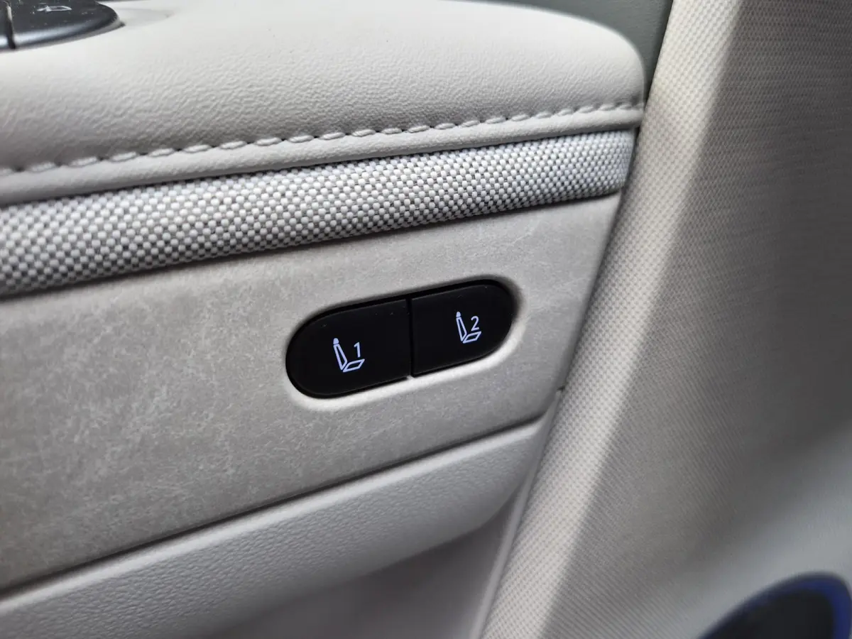 Lounge AWD 84 kWh / SOH 99% / Fabrieksgarantie tot 02-2030 / CCS snelladen / Head Up Display / Warmtepomp / Trekgewicht 1600 kg / Elektrische achterklep / Stuur- Stoel & Achterbank verwarmin