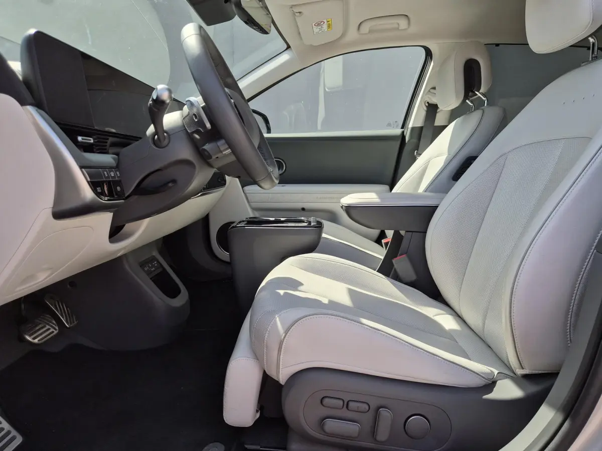 Lounge AWD 84 kWh / SOH 99% / Fabrieksgarantie tot 02-2030 / CCS snelladen / Head Up Display / Warmtepomp / Trekgewicht 1600 kg / Elektrische achterklep / Stuur- Stoel & Achterbank verwarmin