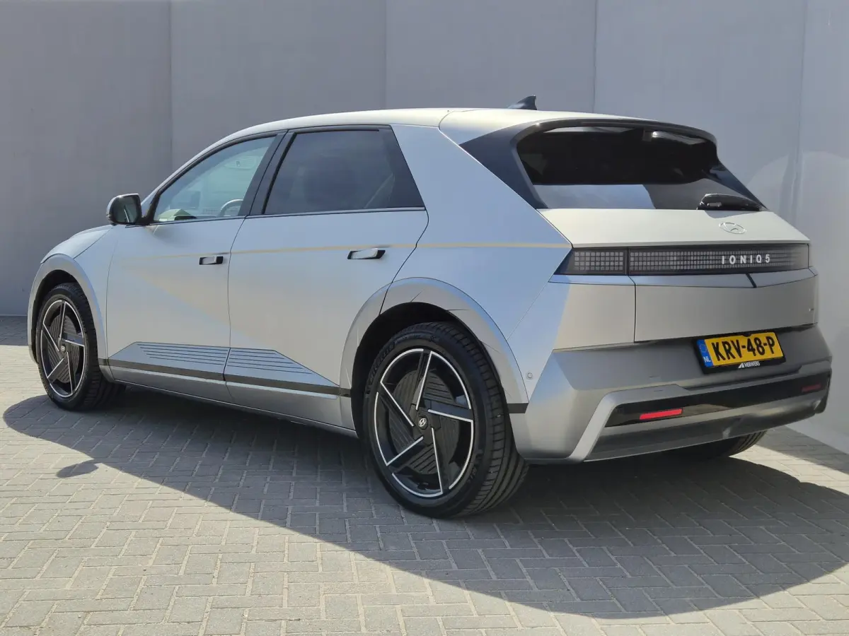Lounge AWD 84 kWh / SOH 99% / Fabrieksgarantie tot 02-2030 / CCS snelladen / Head Up Display / Warmtepomp / Trekgewicht 1600 kg / Elektrische achterklep / Stuur- Stoel & Achterbank verwarmin