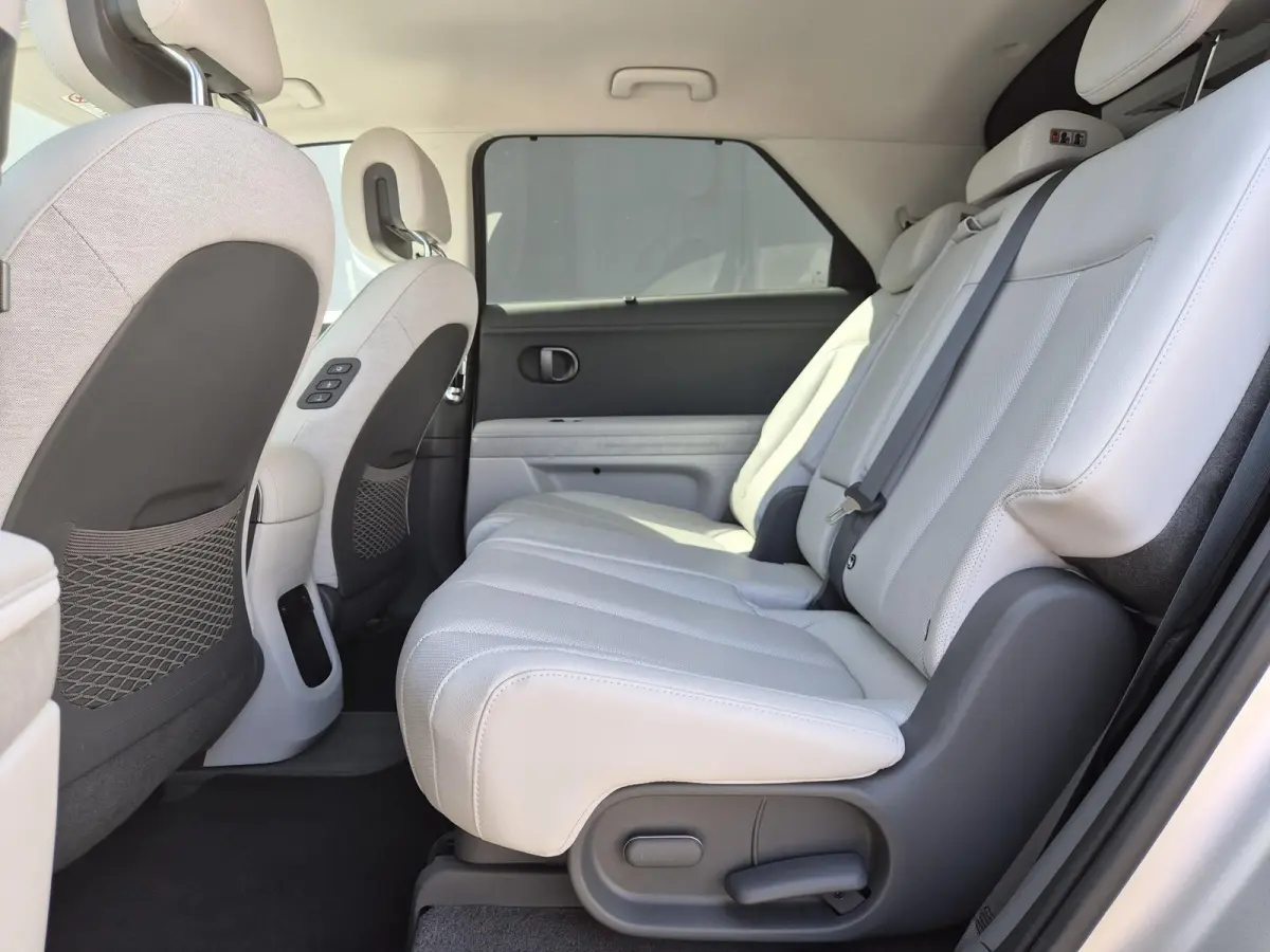 Lounge AWD 84 kWh / SOH 99% / Fabrieksgarantie tot 02-2030 / CCS snelladen / Head Up Display / Warmtepomp / Trekgewicht 1600 kg / Elektrische achterklep / Stuur- Stoel & Achterbank verwarmin