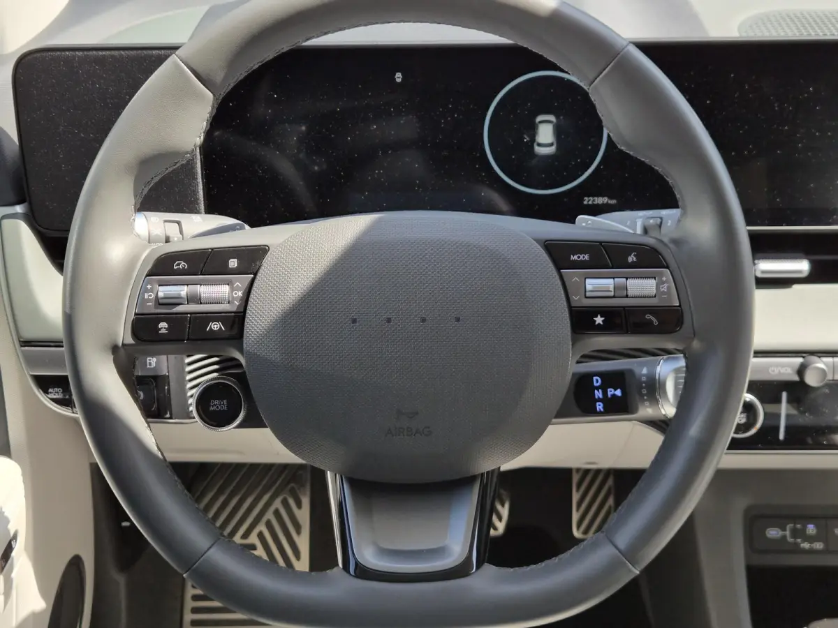 Lounge AWD 84 kWh / SOH 99% / Fabrieksgarantie tot 02-2030 / CCS snelladen / Head Up Display / Warmtepomp / Trekgewicht 1600 kg / Elektrische achterklep / Stuur- Stoel & Achterbank verwarmin