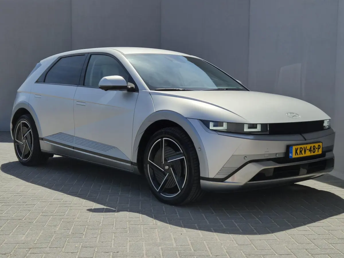 Lounge AWD 84 kWh / SOH 99% / Fabrieksgarantie tot 02-2030 / CCS snelladen / Head Up Display / Warmtepomp / Trekgewicht 1600 kg / Elektrische achterklep / Stuur- Stoel & Achterbank verwarmin