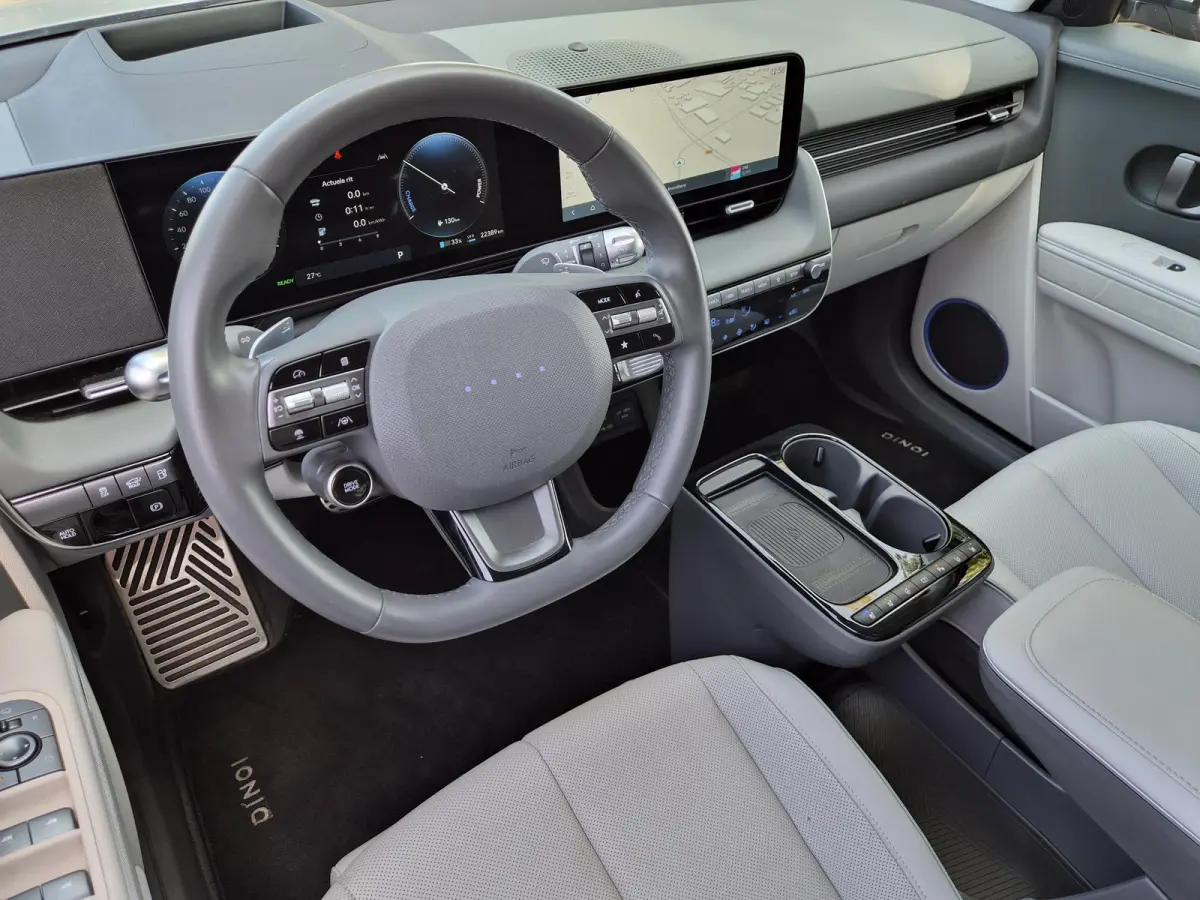 Lounge AWD 84 kWh / SOH 99% / Fabrieksgarantie tot 02-2030 / CCS snelladen / Head Up Display / Warmtepomp / Trekgewicht 1600 kg / Elektrische achterklep / Stuur- Stoel & Achterbank verwarmin