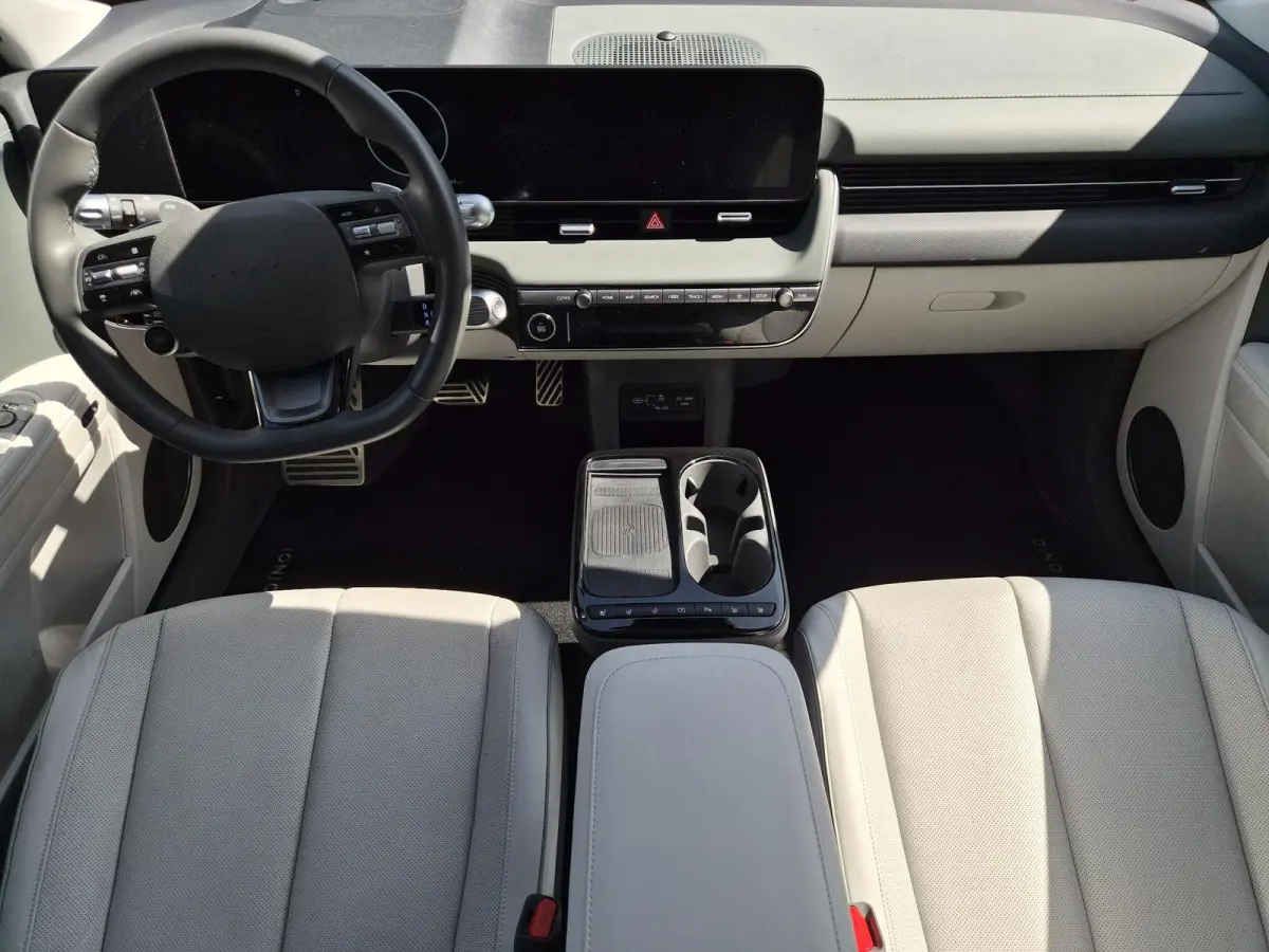 Lounge AWD 84 kWh / SOH 99% / Fabrieksgarantie tot 02-2030 / CCS snelladen / Head Up Display / Warmtepomp / Trekgewicht 1600 kg / Elektrische achterklep / Stuur- Stoel & Achterbank verwarmin
