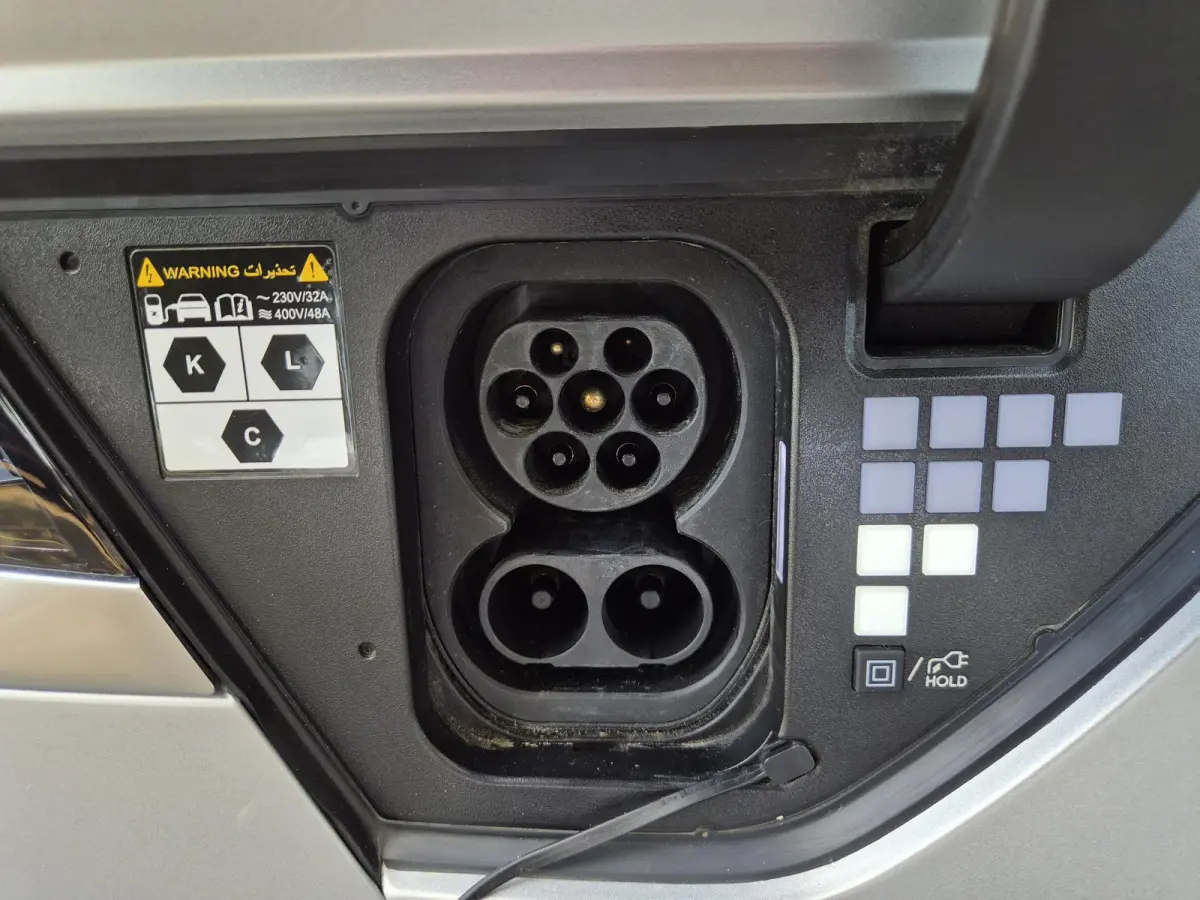 Lounge AWD 84 kWh / SOH 99% / Fabrieksgarantie tot 02-2030 / CCS snelladen / Head Up Display / Warmtepomp / Trekgewicht 1600 kg / Elektrische achterklep / Stuur- Stoel & Achterbank verwarmin