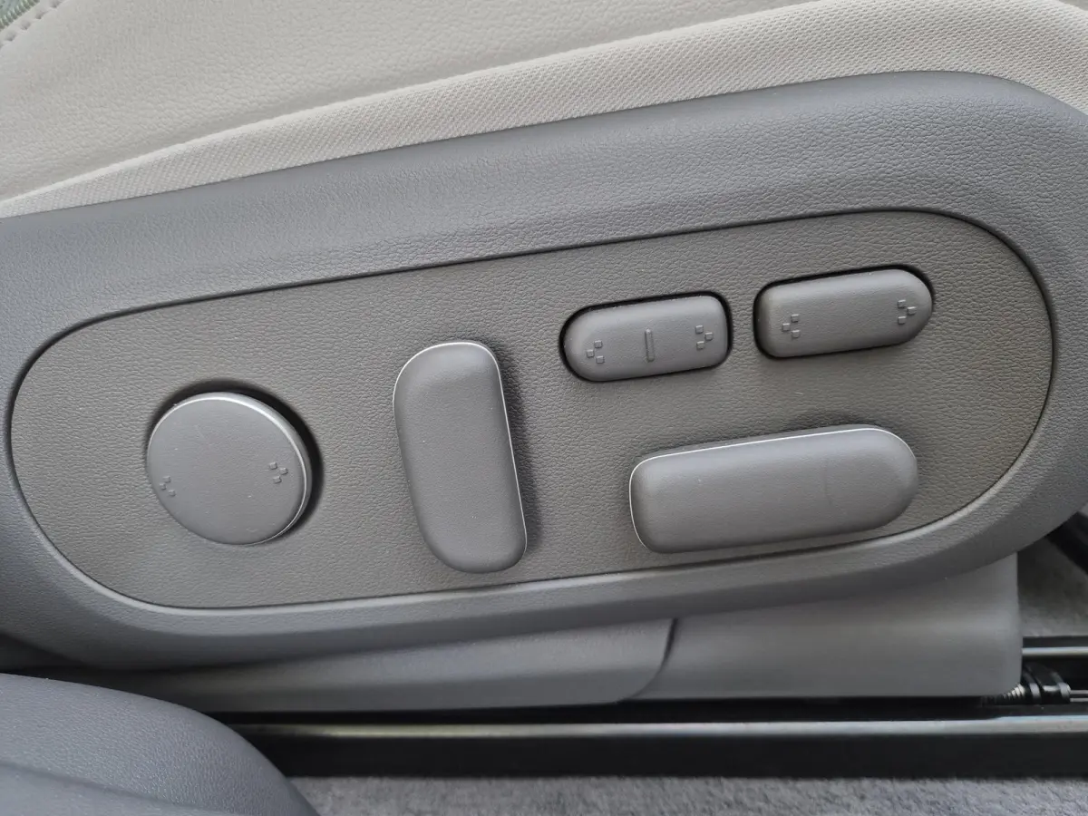 Lounge AWD 84 kWh / SOH 99% / Fabrieksgarantie tot 02-2030 / CCS snelladen / Head Up Display / Warmtepomp / Trekgewicht 1600 kg / Elektrische achterklep / Stuur- Stoel & Achterbank verwarmin